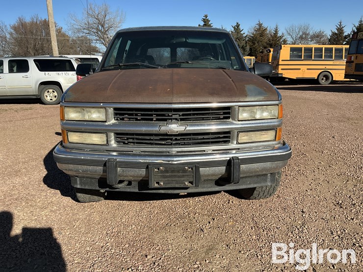 chevrolet-suburban-1500-image-2