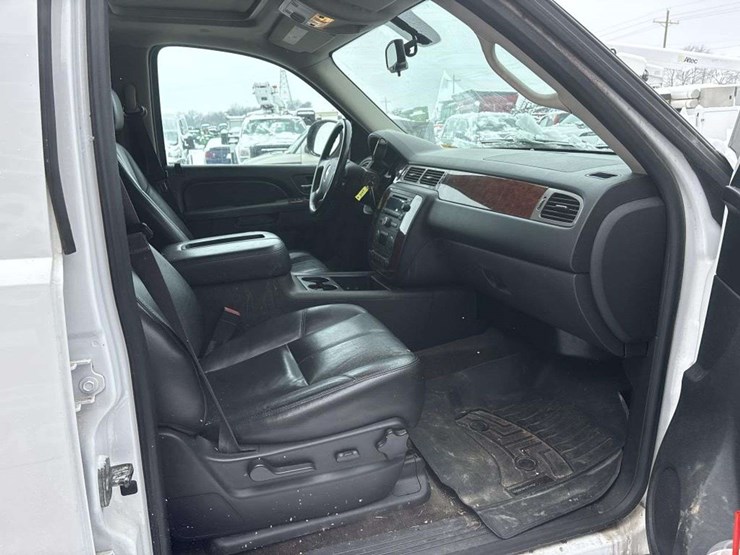 2013-chevrolet-tahoe-image-19