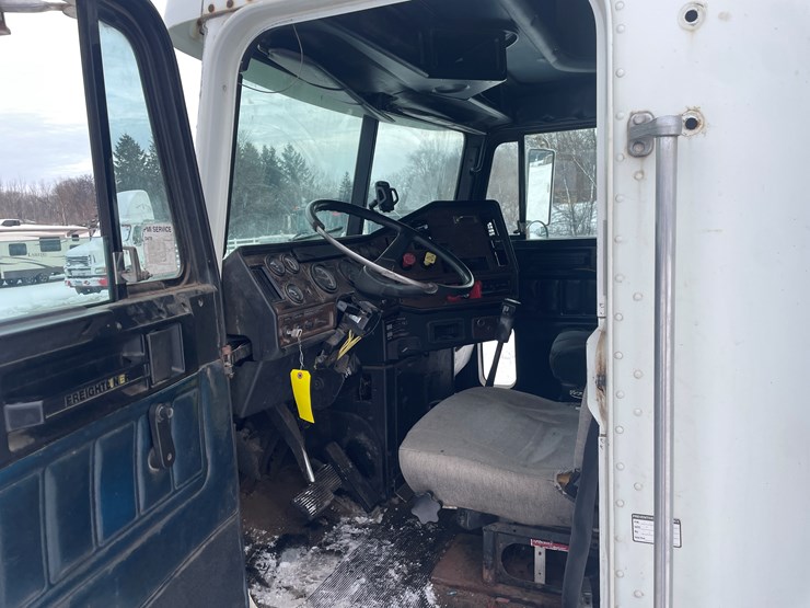 #1154-•-1996-freightliner-truck-tractor-(has-mn-reconstructed-title)-image-32
