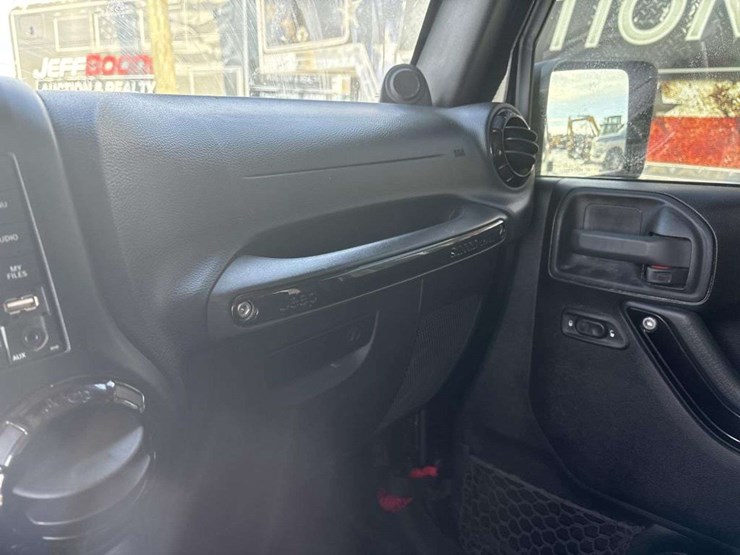 2012-jeep-wrangler-image-23