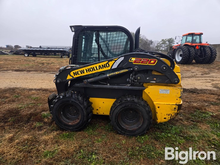 new-holland-l220-image-8