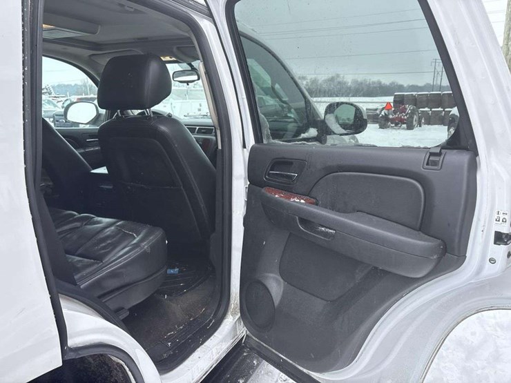 2013-chevrolet-tahoe-image-16