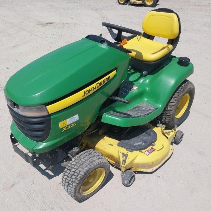 JOHN DEERE X320