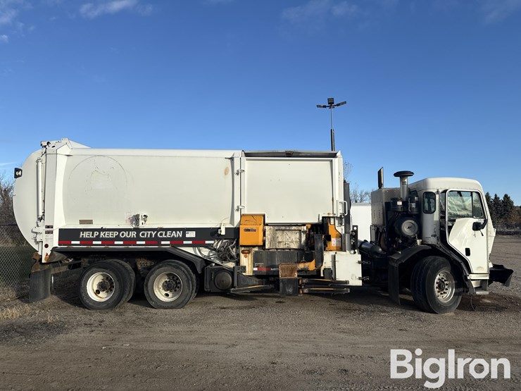 2015-peterbilt-320-image-4