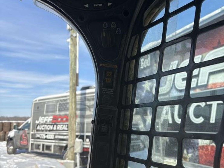 2018-bobcat-t740-image-19