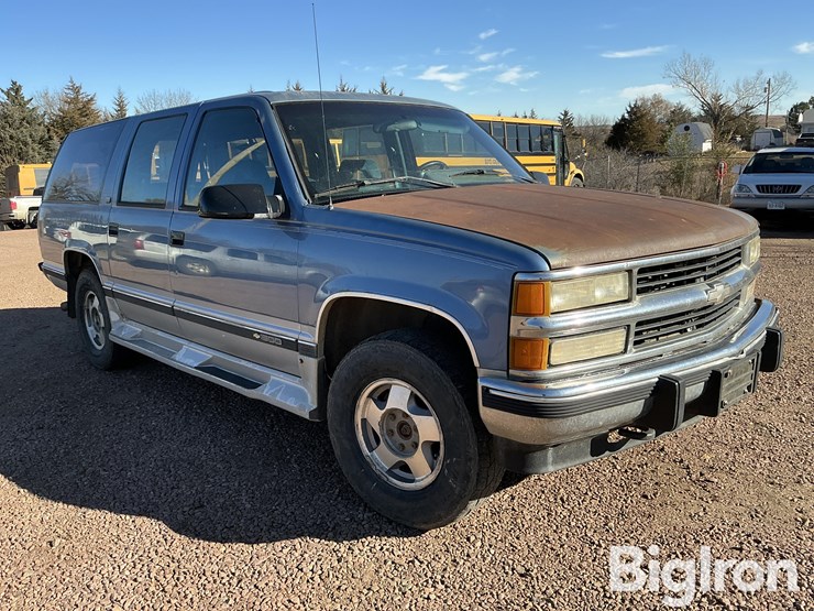 chevrolet-suburban-1500-image-3