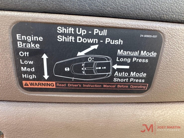 2014-freightliner-cascadia-evolution-day-cab-truck-tractor-image-22