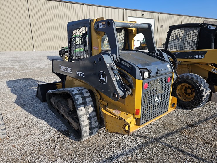 deere-323e-image-18