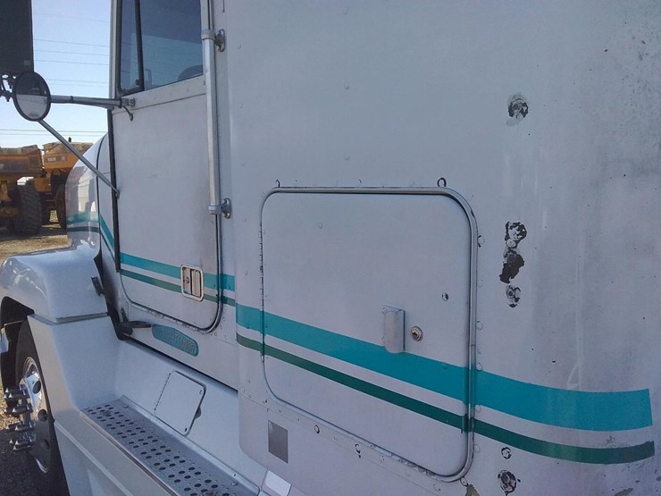 1996-freightliner-fld120-image-25