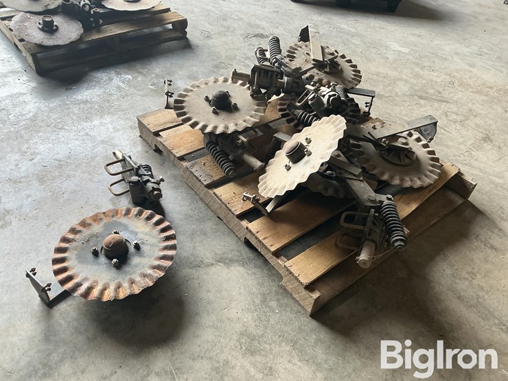 yetter-fertilizer-opening-disks-image-1