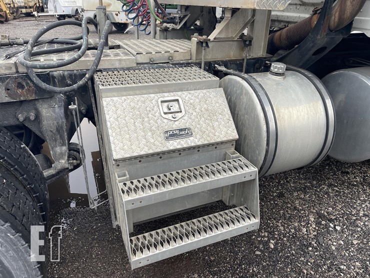 2014-freightliner-cascadia-125-image-16