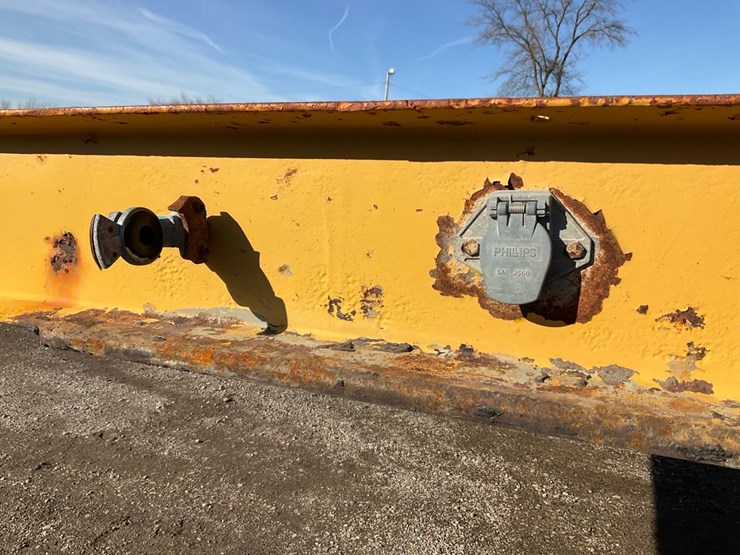 #2100-•-1967-beaver-flatbed-semi-trailer-image-6