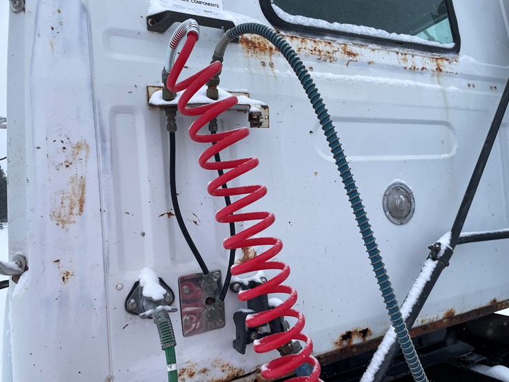 #1161-•-1996-volvo-truck-tractor-(has-mn-title)-image-17