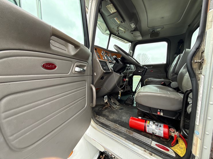 2008-peterbilt-386-image-19