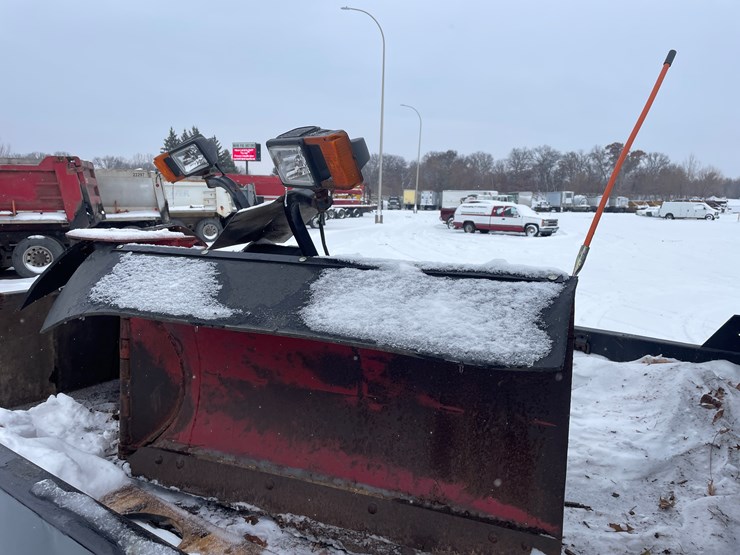 #1169-•-2001-chevrolet-3500-dump-box-truck-(has-mn-title)-image-12