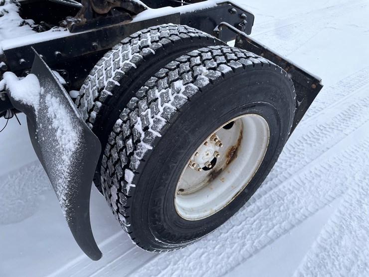 #1161-•-1996-volvo-truck-tractor-(has-mn-title)-image-10