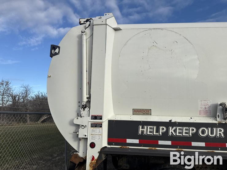 2015-peterbilt-320-image-14