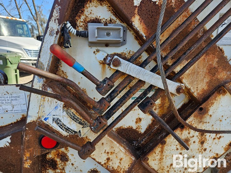 international-4900-image-17