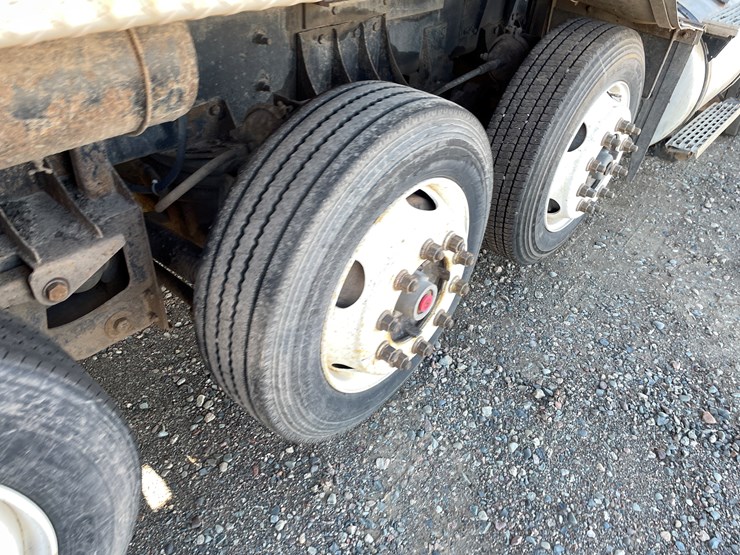 #1110-•-2002-international-5500i-6x4-dump-truck-(has-mn-title)-image-18