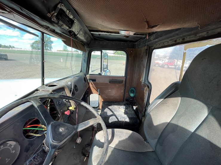 #1104-•-1989-international-truck-tractor-**should-be-trailered**-(has-mn-title)-image-33