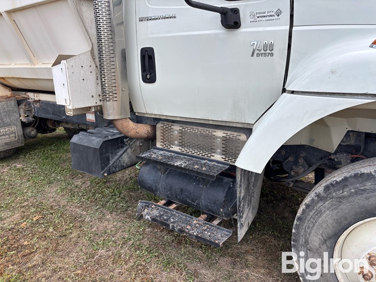 international-7400-image-12