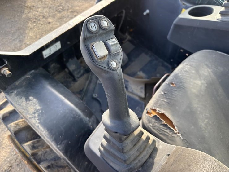 2012-jcb-225-image-21