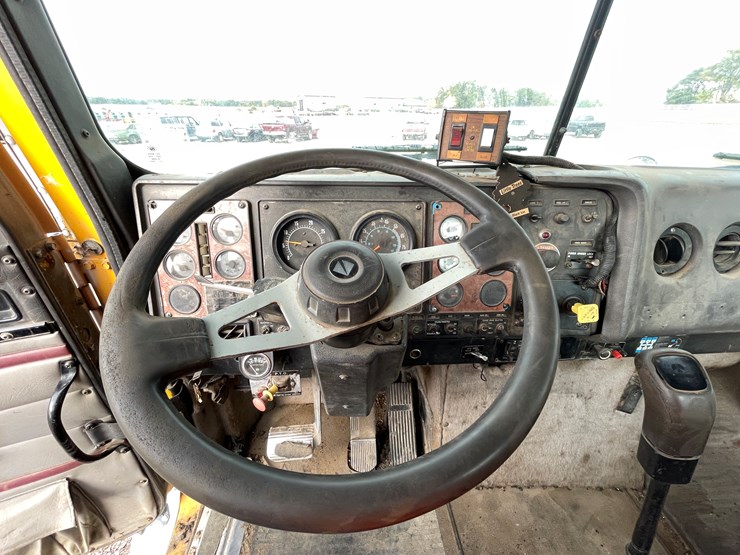 #1107-•-1994-international-truck-tractor-(has-mn-title)-image-23
