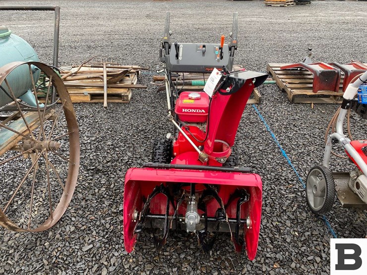 honda-hs724-walk-behind-snowblower-image-1