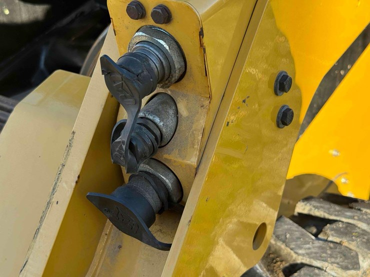 caterpillar-236d-image-39