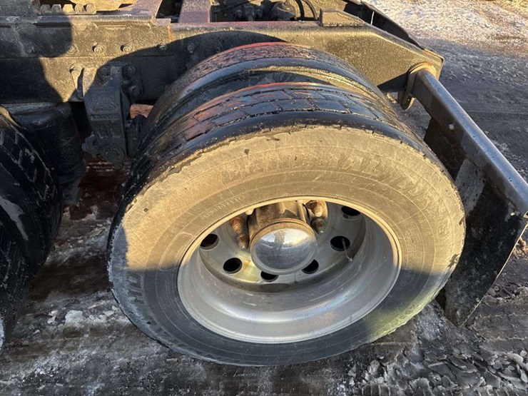 2001-peterbilt-379-image-14