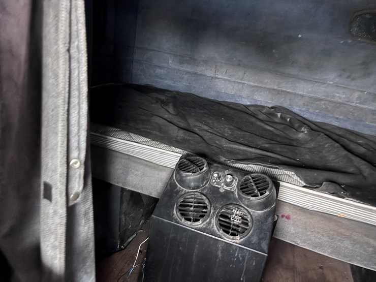 1990-peterbilt-379-image-10