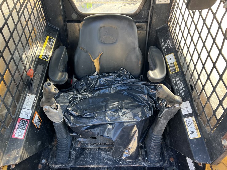 john-deere-332-image-5