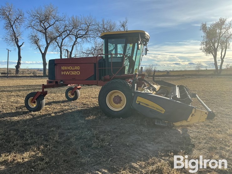 new-holland-320-image-4