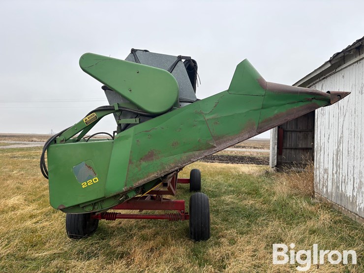 john-deere-220-image-4