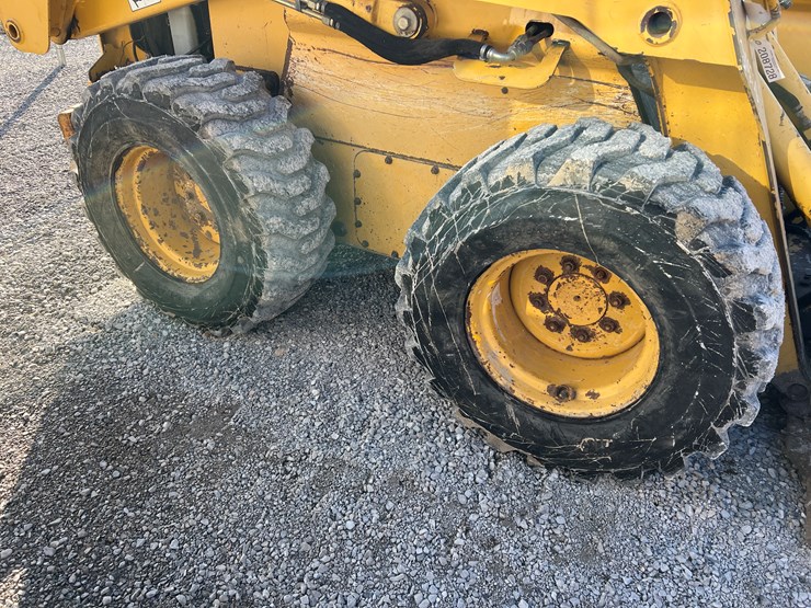 john-deere-332-image-14