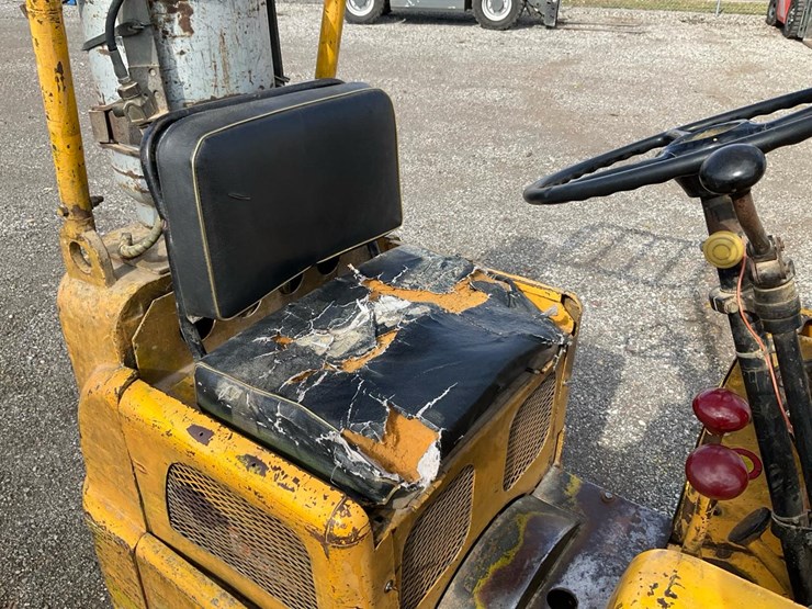 #1351-•-allis-chalmers-forklift-image-30