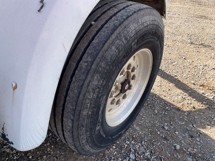 #1104-•-1989-international-truck-tractor-**should-be-trailered**-(has-mn-title)-image-14