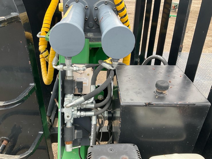 #2150-•-2017-roadster-trailer-with-a-farma-c6,-3-g2-loader-image-9