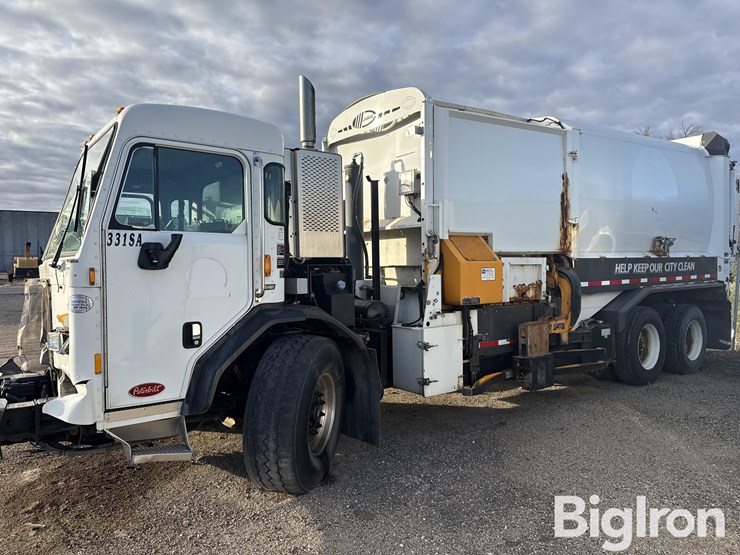 2015-peterbilt-320-image-8