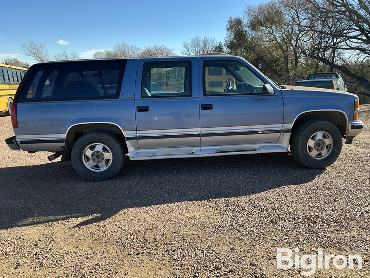 chevrolet-suburban-1500-image-4