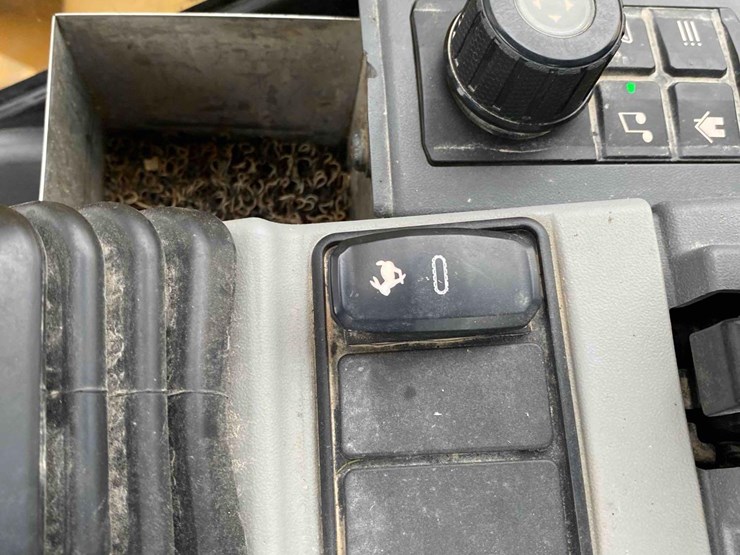 caterpillar-307.5-image-33