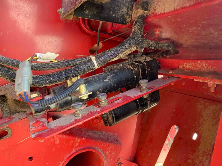 new-holland-644-image-31