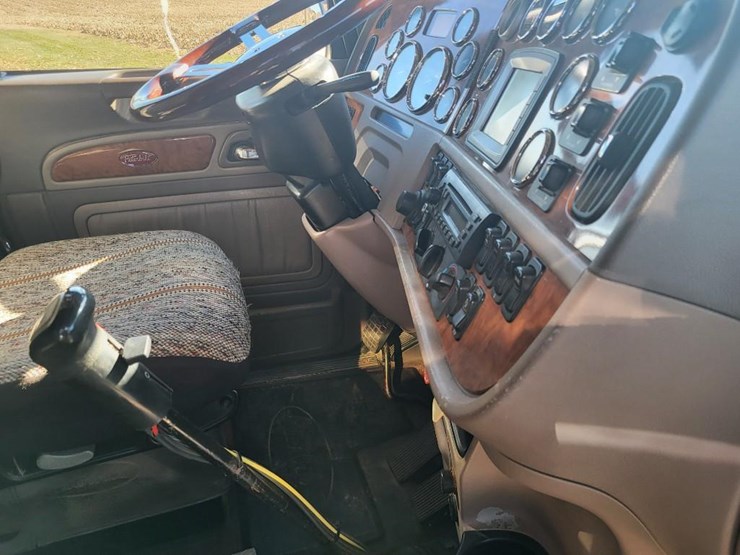 peterbilt-389-image-75