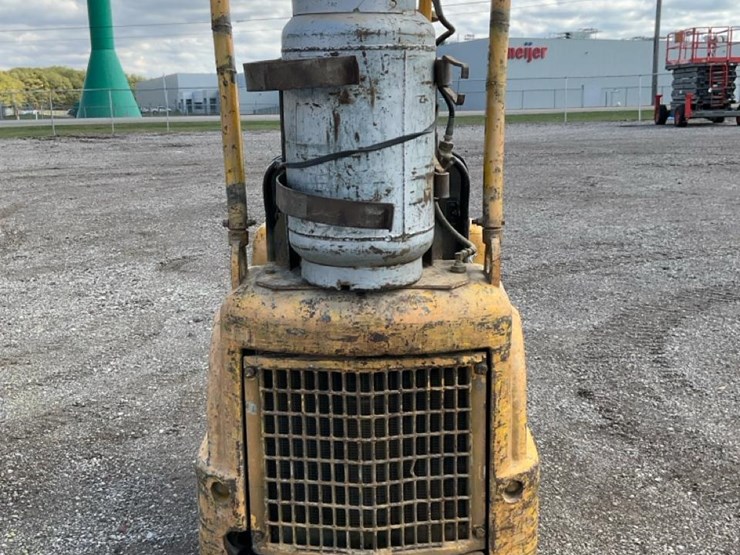 #1351-•-allis-chalmers-forklift-image-4