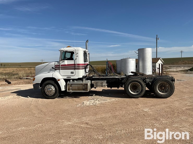 2000-freightliner-fld112-image-8