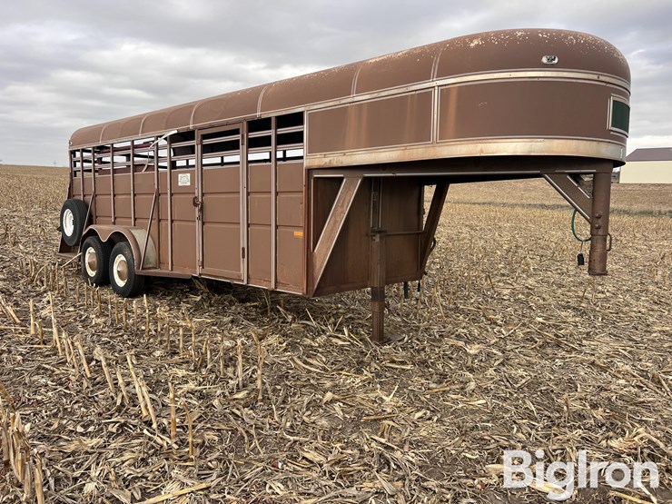 1983-travalong-18’-t/a-gooseneck-livestock-trailer-image-3