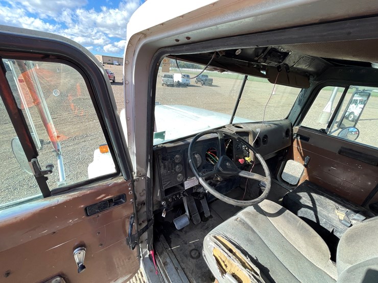 #1104-•-1989-international-truck-tractor-**should-be-trailered**-(has-mn-title)-image-22