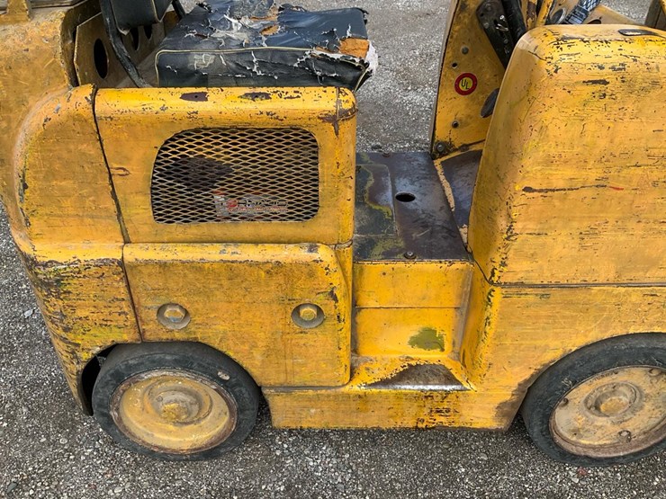 #1351-•-allis-chalmers-forklift-image-26