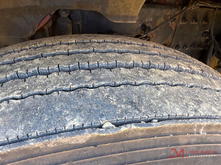 2084-freightliner-cascadiaday-cab-truck-tractor-image-17