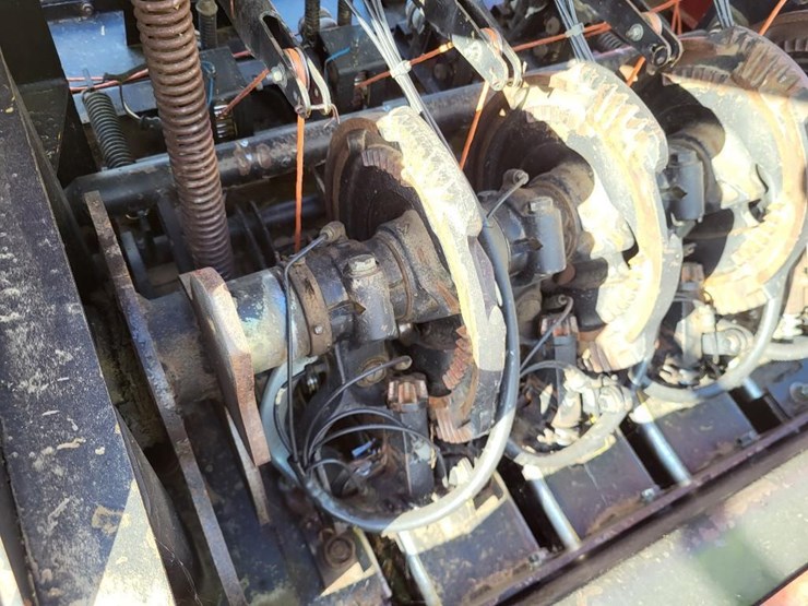 new-holland-590-image-56